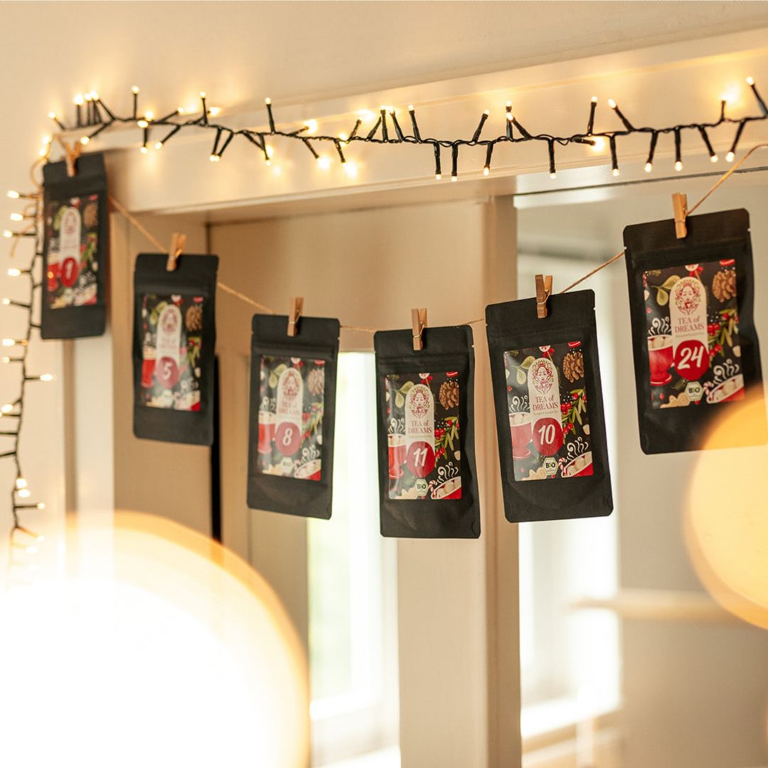 Adventskalender an Tür befestigen