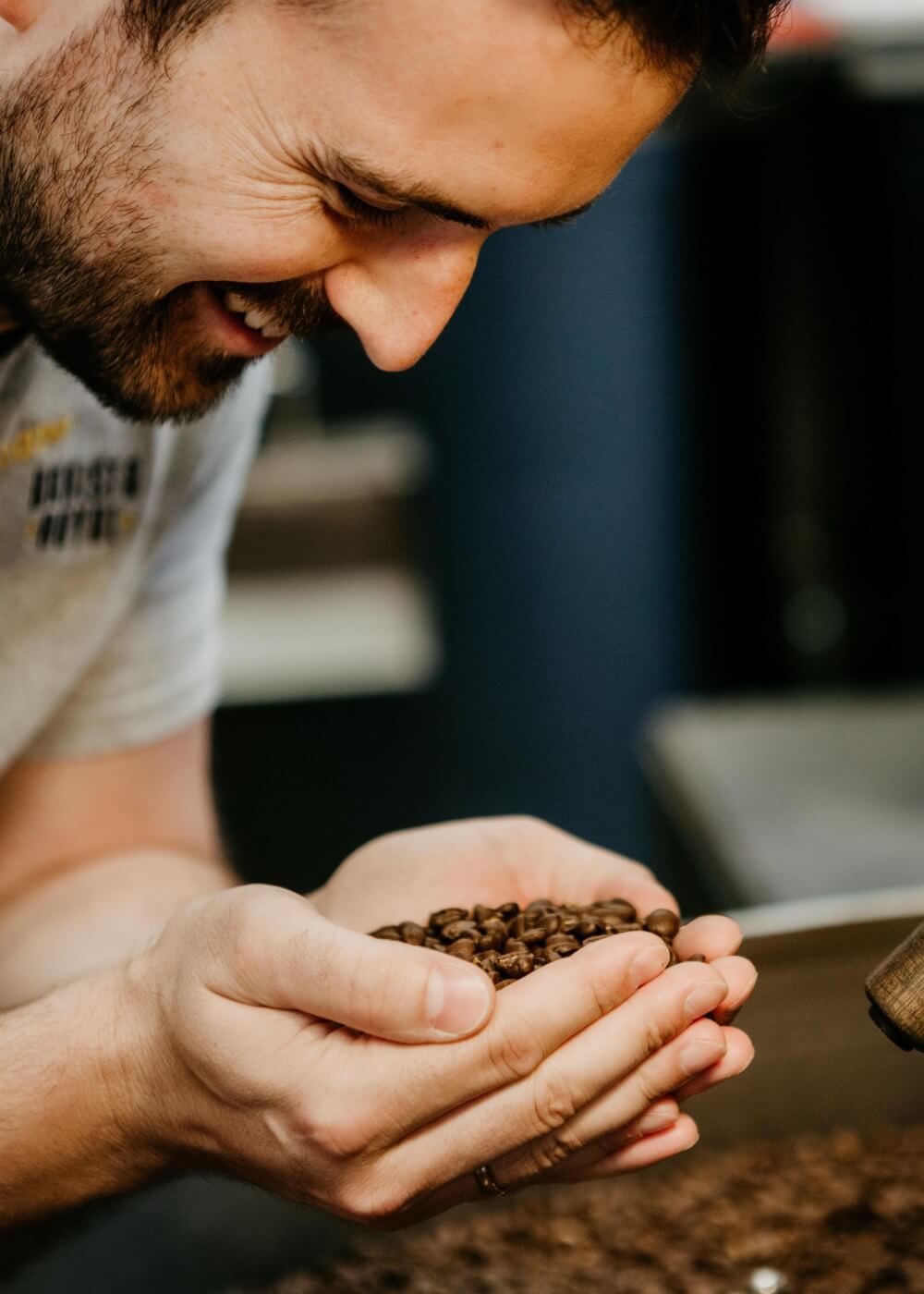 Chris Weil beim Kaffee rösten