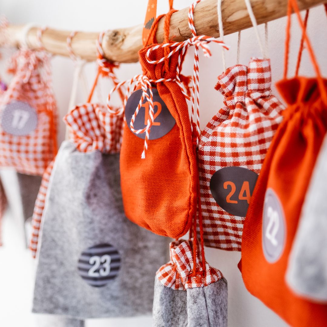 Adventskalender an Ast befestigen
