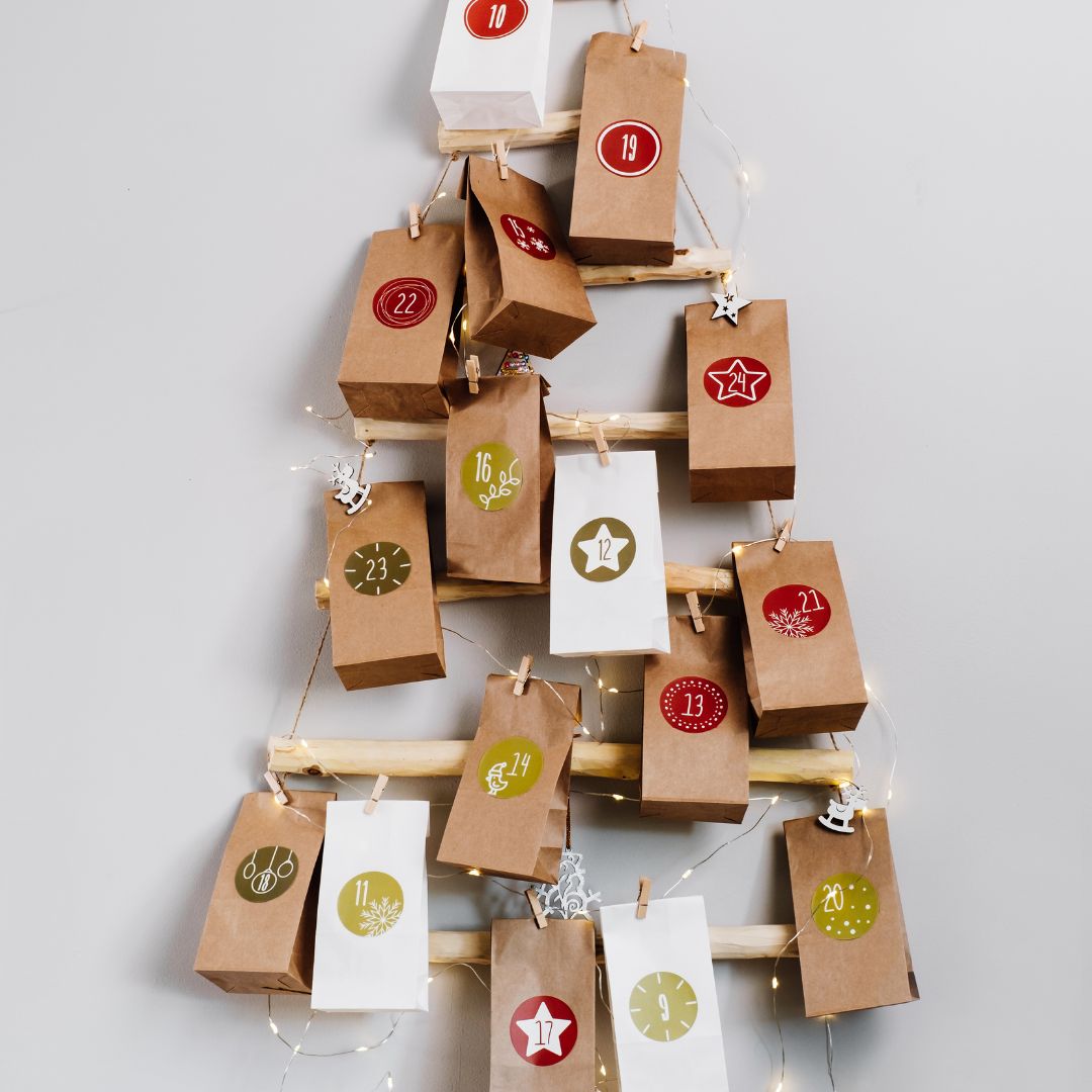 Adventskalender an Leiter befestigen