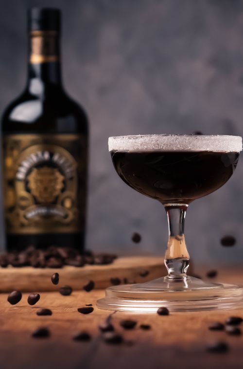 Je zur Hälfte Barista Royal Kaffeelikör X Espresso und schon hast du einen perfekten Espresso-Martini