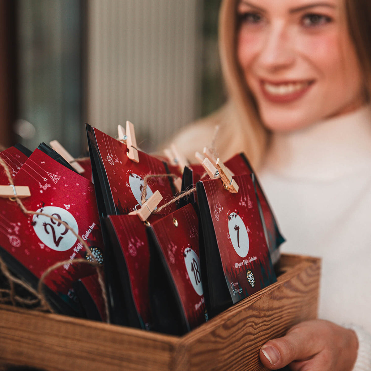Premium Kaffee Adventskalender 2024 - 24 x 30g - Premium Kaffee Adventskalender 2024 - 24 x 30g - Barista Royal GmbH